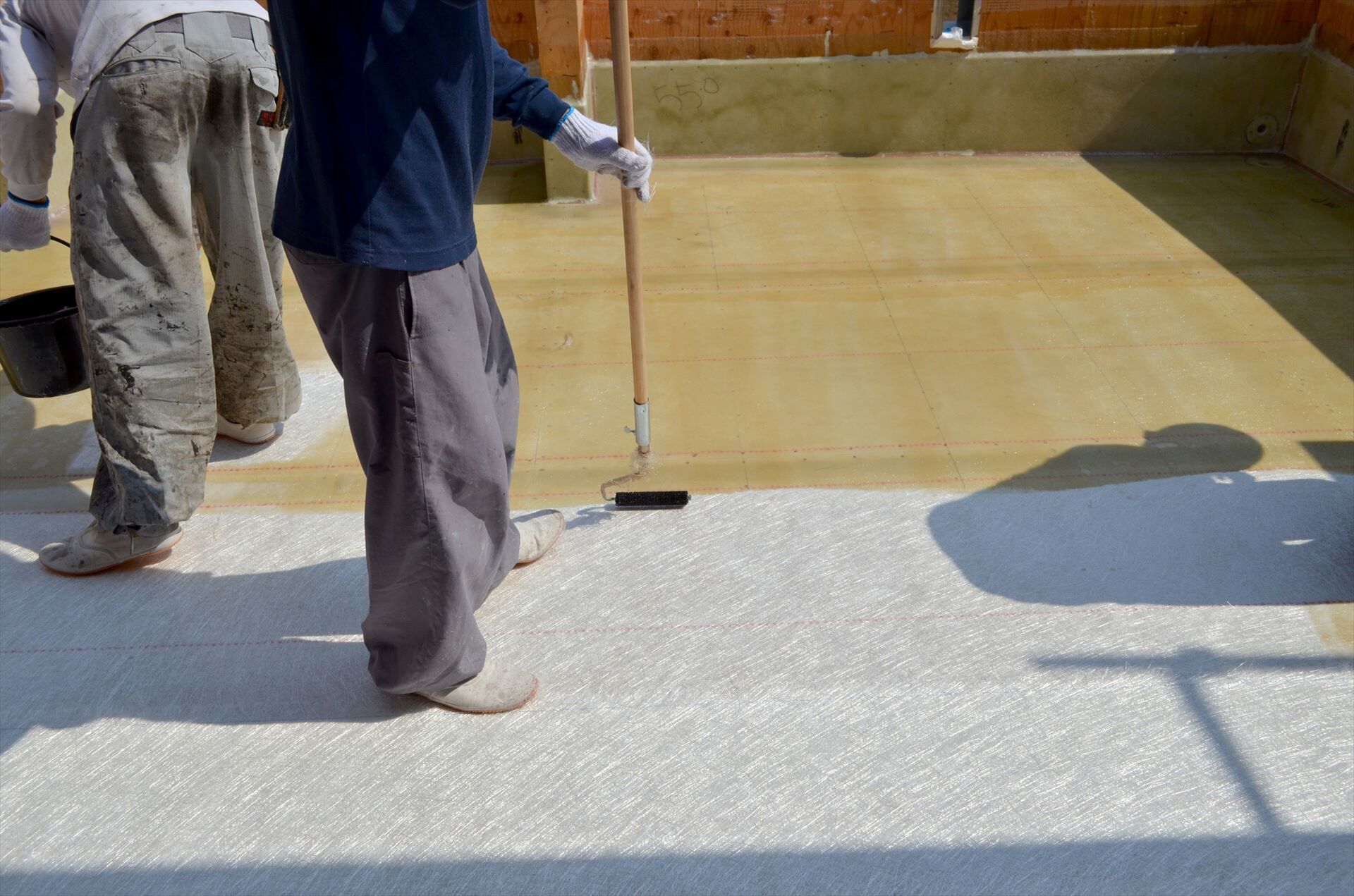 防水工事をする職人